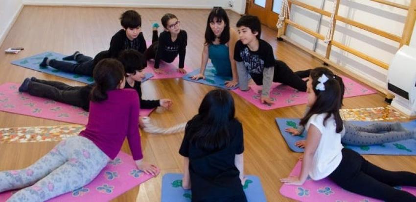 "EduOm": ¿Cómo practicar yoga en familia desde la casa?