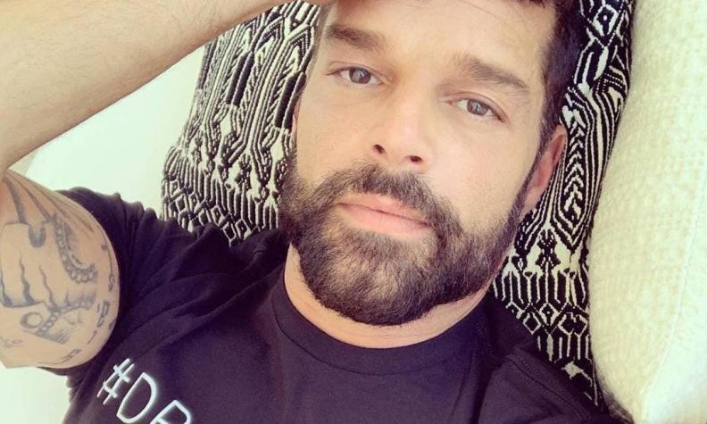 Ricky Martin mostró fallido look y lanzó mensaje a quienes no se aíslan por COVID-19: "Son brutos"