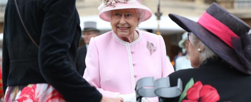 Asistente del Palacio de Buckingham dio positivo por coronavirus y se teme por la reina