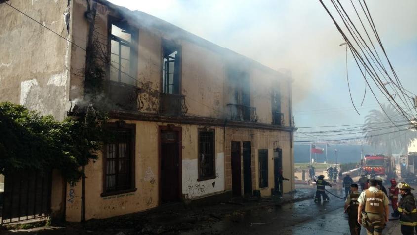 Valparaíso: Bomberos combaten incendio que afecta a una vivienda en Playa Ancha