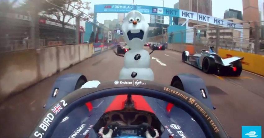 [VIDEO] Personajes de Frozen irrumpen en plena carrera de la Fórmula E
