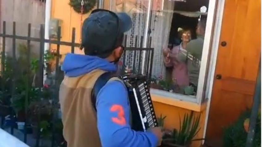 Hualpén: Hijo respeta cuarentena de sus padres tocando acordeón en la calle para que ellos bailen