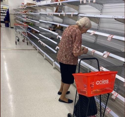 La desgarradora imagen de una anciana llorando en la estantería vacía de un supermercado
