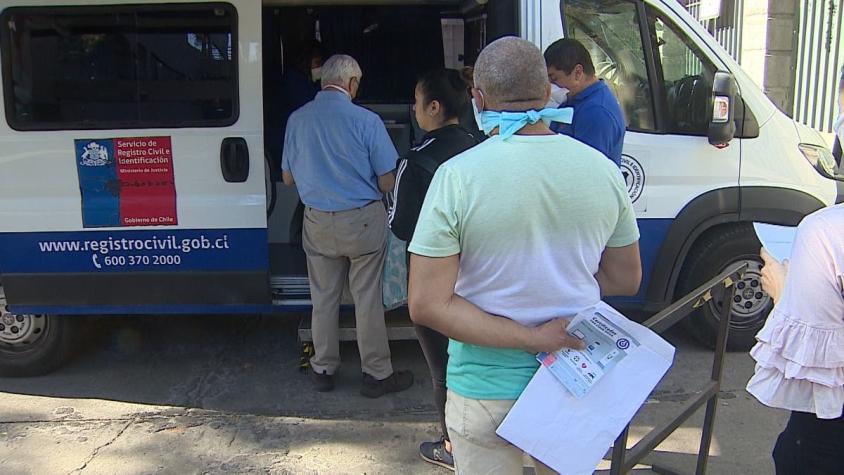 [VIDEO] Largas filas en horas previas a cuarentena total de 7 comunas de Santiago