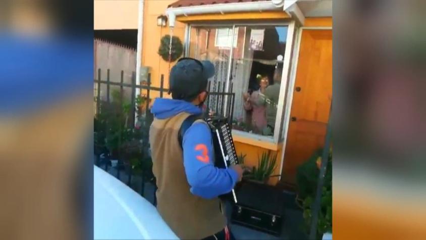 [VIDEO] Hijo tocó el acordeón a sus padres en cuarentena en Hualpén