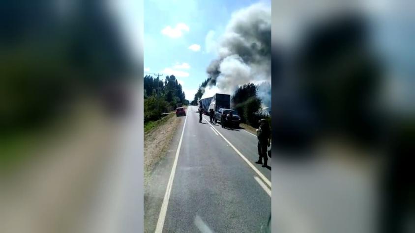 Camión termina completamente destruido tras ataque incendiario en ruta que une Cañete con Tirúa