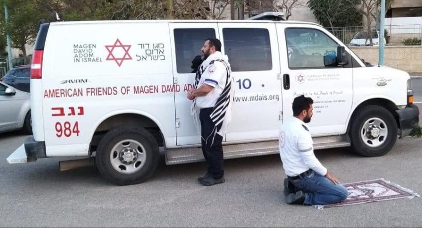 Paramédico judío y otro musulmán rezan juntos en medio de emergencia por el coronavirus