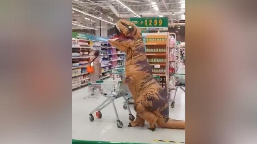 [VIDEO] Coronavirus: Sorprenden a persona disfrazada de dinosaurio comprando en un supermercado