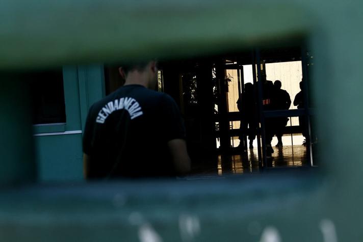 Presunto intento de motín: Bomberos combaten incendio en cárcel de Puente Alto