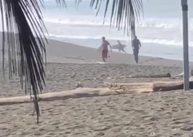 [VIDEO] Policías disparan a surfistas que ignoraron la cuarentena en Costa Rica