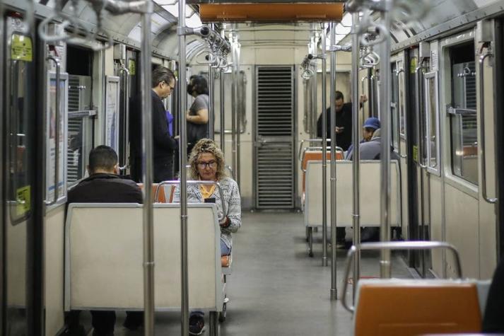 Gobierno estima que transporte público bajó su frecuencia en un 80% en Santiago