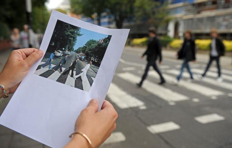 [FOTOS] Aprovechan de pintar cruce de Abbey Road ante la drástica caída de turistas por coronavirus