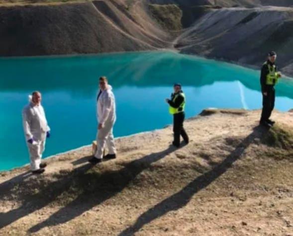 La desesperada medida anti-instagramers tomada en Reino Unido: pintaron un lago de negro