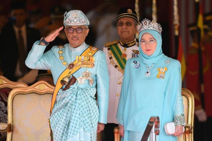 La reina de Malasia cocina para trabajadores de la salud durante el brote de coronavirus