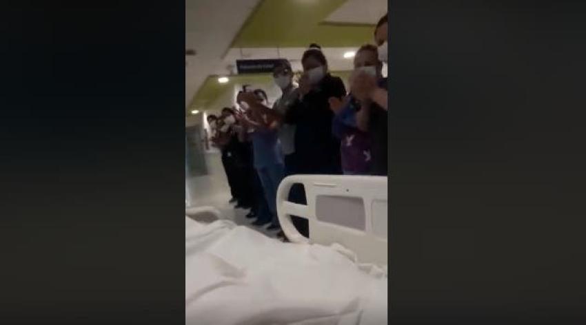 [VIDEO] Emotivo momento: personal médico aplaude a paciente con coronavirus que dejó la UCI