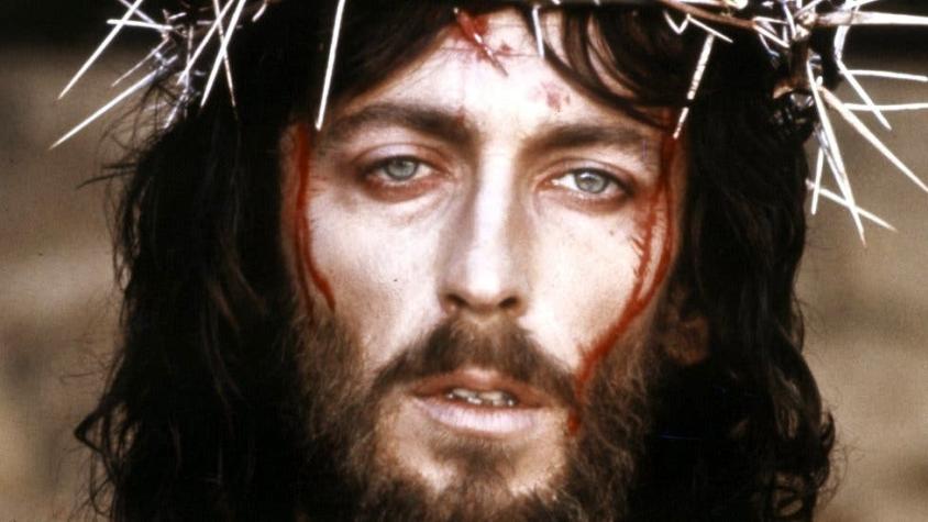 Qué fue de la vida de Robert Powell, el actor que interpretó a Cristo en "Jesús de Nazaret"