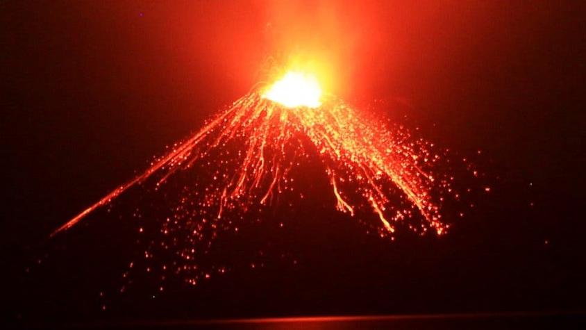 [VIDEO] El volcán Krakatoa entra en erupción