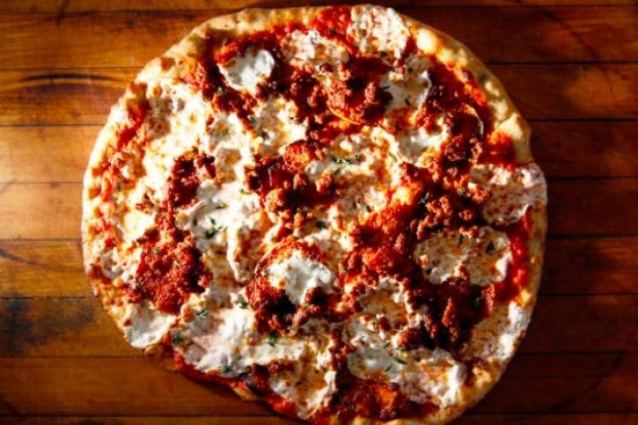La desconocida razón por la que no debes pedir cortada la pizza a domicilio