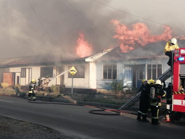 [VIDEO] Incendio en faldas de cerro en Arauco afecta al menos a 15 viviendas