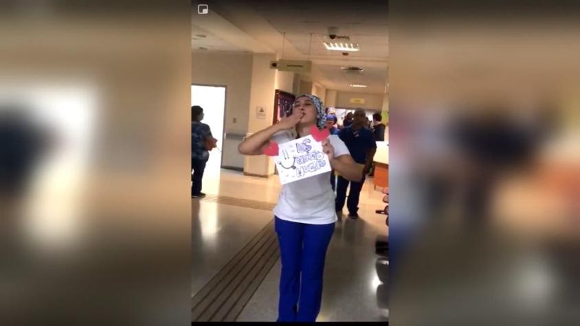 [VIDEO] Trabajadores que están aislados atendiendo pacientes reciben homenaje de sus colegas