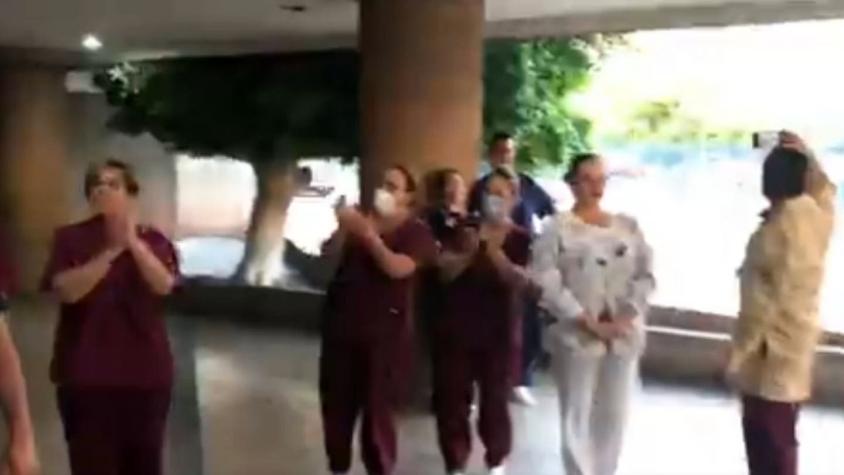 [VIDEO] Médicos dan de alta entre aplausos a paciente recuperada de coronavirus en México