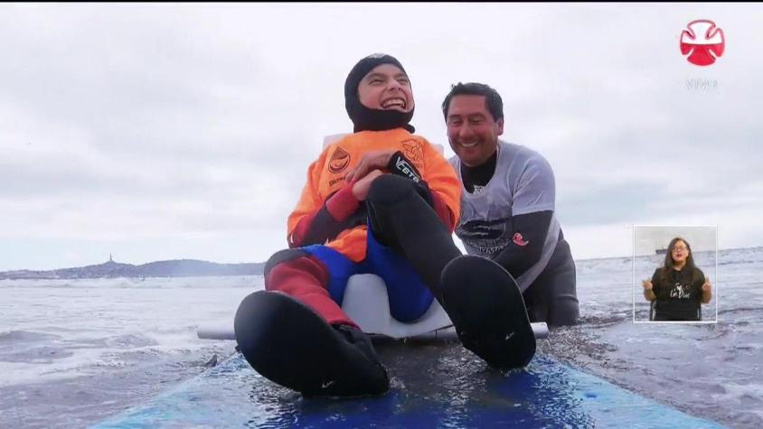 [VIDEO] El padre surfista que logró compartir su pasión con su hijo a pesar de su discapacidad
