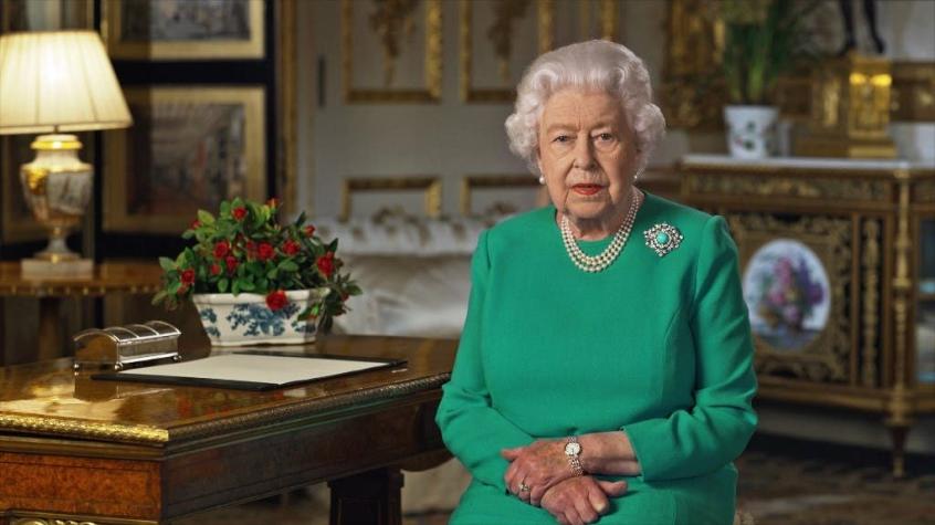 [VIDEO] Coronavirus: Reina Isabel II elogia a trabajadores de la salud en histórico discurso