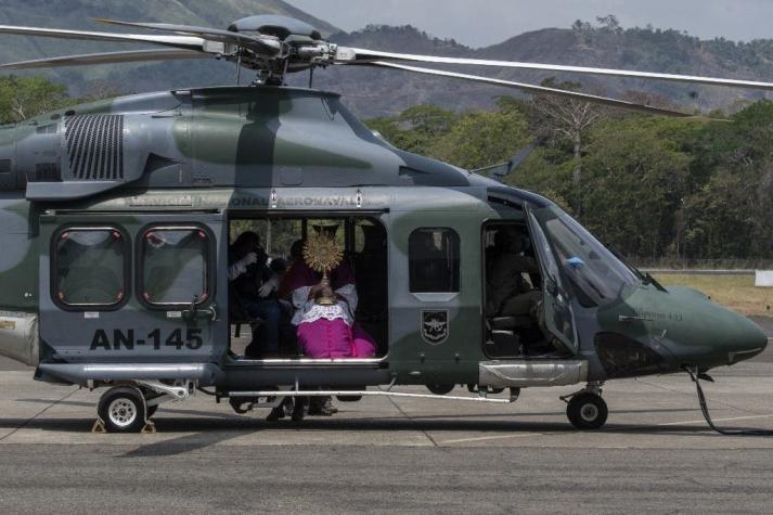 [FOTOS] Coronavirus: Arzobispo de Panamá realizó misa de semana santa arriba de un helicóptero