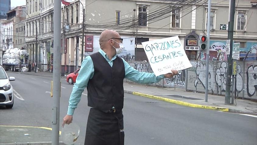 [VIDEO] Garzones cesantes piden dinero en calles de Valparaíso