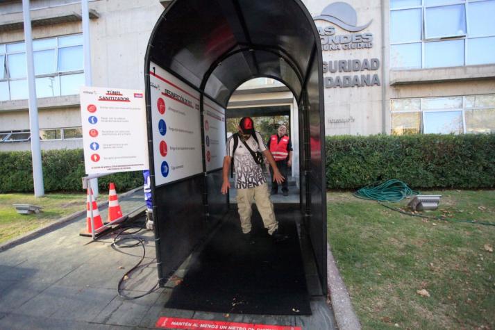 Lavín muestra cómo funciona el túnel sanitizador y responde a cuestionamientos del ministro Mañalich