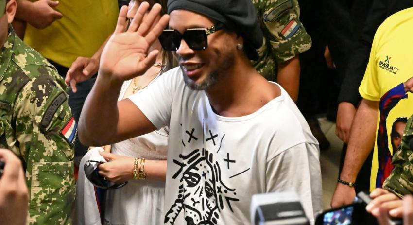 Ronaldinho envía mensaje para la familia de su "compañero de ataque" en la cárcel de Asunción