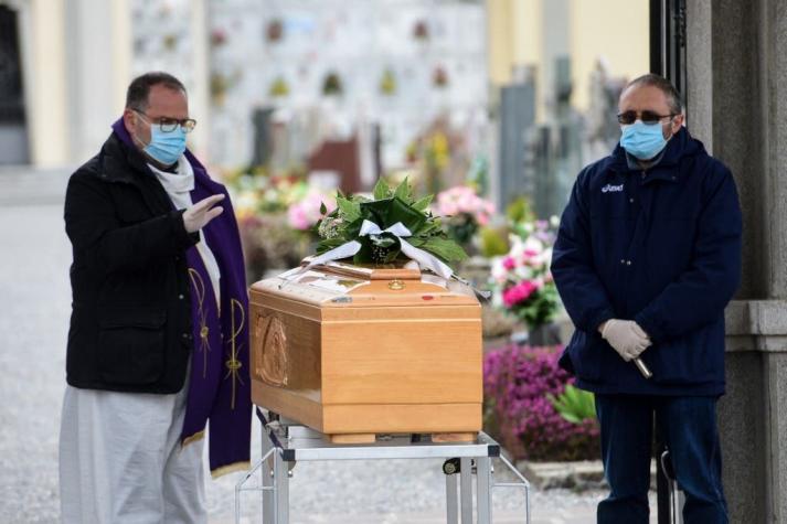 El riesgo de los sacerdotes al confortar a víctimas del coronavirus: Ya van 96 muertos en Italia