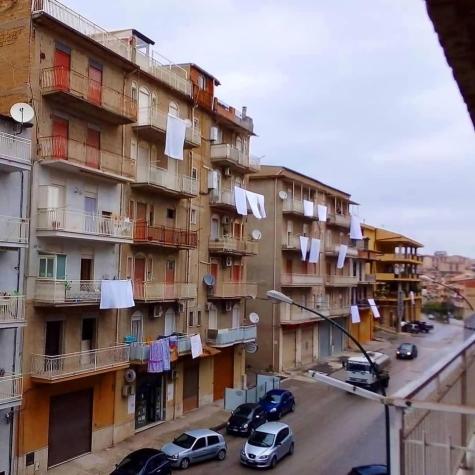 Sábanas blancas repletan los balcones: Italia rinde homenaje a doctora asesinada por su pareja