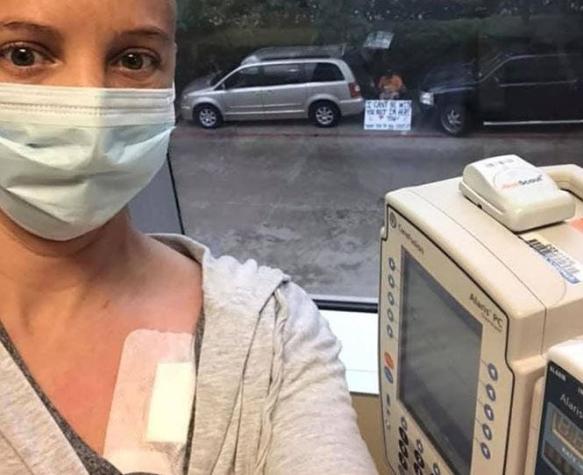 Su esposo no puede acompañarla en la quimioterapia, pero la espera con carteles afuera del hospital