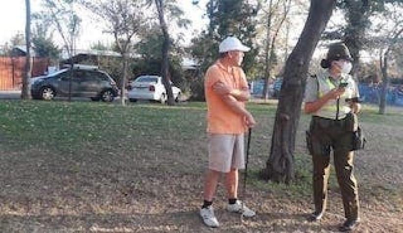 Vecino de Las Condes violó la cuarentena por insólita razón: estaba jugando golf en la plaza
