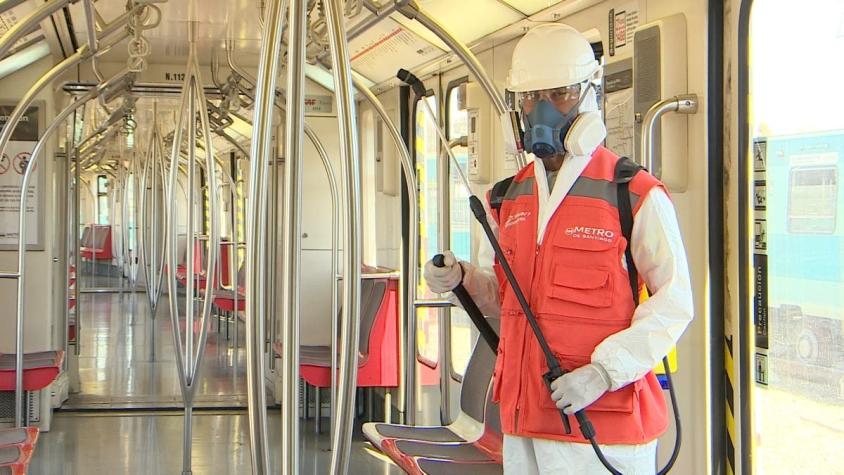 [VIDEO] Héroes sin capa: Los anónimos que desinfectan el Metro de Santiago