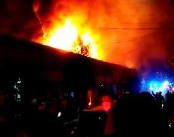 Incendio afecta a una decena de viviendas en Penco