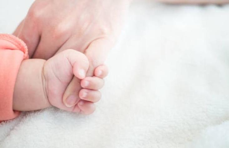 Muere una enfermera embarazada en Reino Unido por coronavirus: su bebé pudo ser salvada