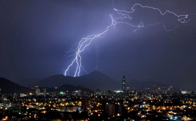 Onemi declara Alerta Temprana Preventiva para la Región Metropolitana por tormentas eléctricas