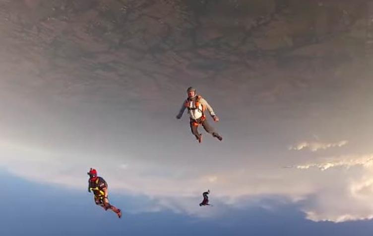 [VIDEO] Paracaidista recuerda regla del distanciamiento social con accidente a 3000 metros de altura