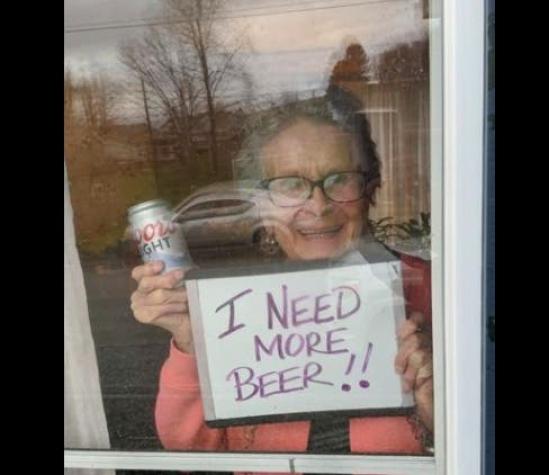 Mujer de 93 años se populariza gracias a especial cartel durante cuarentena en Estados Unidos