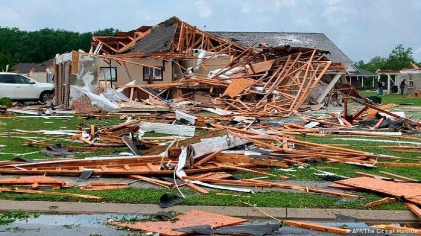 Estados Unidos registra al menos 32 muertes y daños considerables por tornados