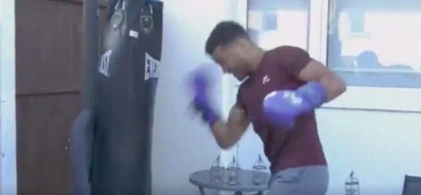 Boxeador se noquea a sí mismo mientras entrenaba en casa