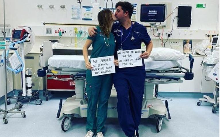 Pareja de médicos pospone su matrimonio para combatir el COVID-19: "Fuimos a trabajar por ustedes"