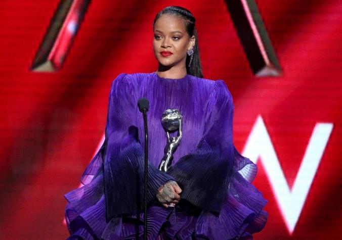 Rihanna se enoja por presiones para lanzar nuevo álbum y dice estar ocupada "salvando el mundo"