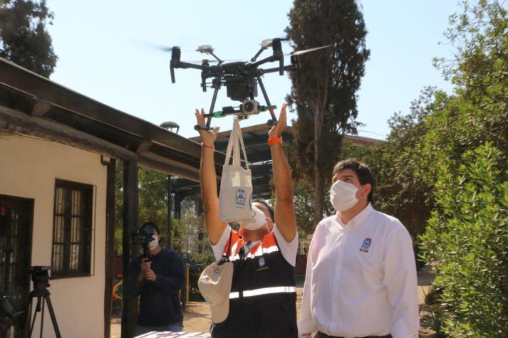 Zapallar entrega con un dron medicamentos e insumos médicos a adultos mayores
