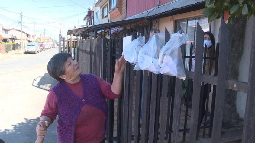 [VIDEO] Jubilada fabrica mascarillas y las regala a vecinos en Concepción
