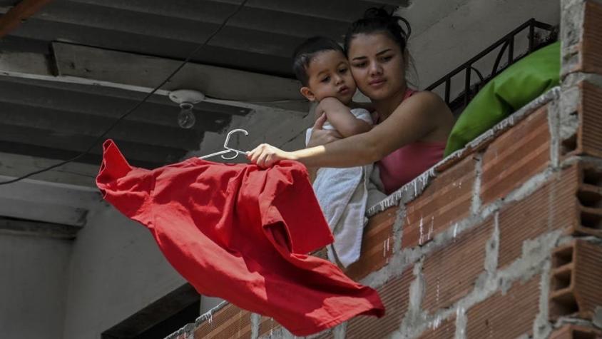 Coronavirus: por qué los colombianos han colgado trapos rojos en sus casas en medio de la cuarentena