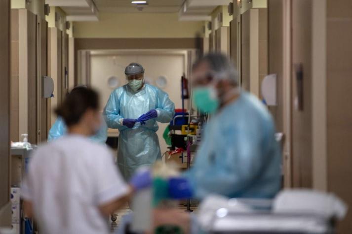 Investigan a médico en España tras cuestionarse si "vale la pena salvar rojos" del coronavirus