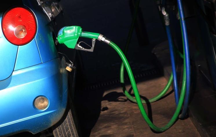 Cómo afectará a las bencinas la caída histórica del precio del petróleo